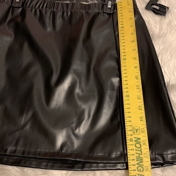 Shein 2XL black mini skirt with split on one side - Picture 3 of 7